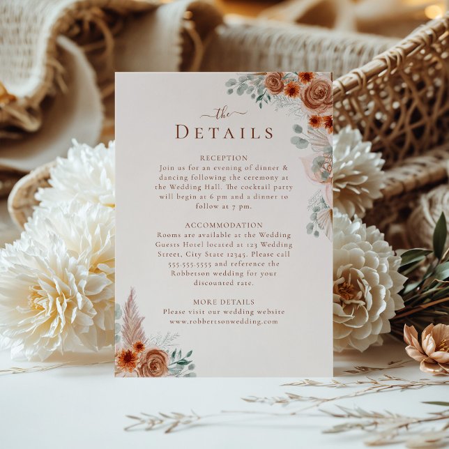 Carte de détails de mariage avec herbe de Pampas e (Boho Floral Pampas Grass Wedding Details Card on a sunny table with boho flower bouquet)