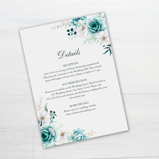 Carte de détails de mariage botanique sarcelle (Teal and Off-white wedding invitation details card on white table)
