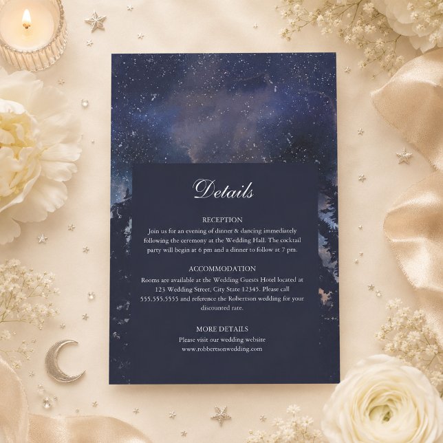 Carte de détails de mariage céleste de la forêt de (Starry Night Forest Celestial Wedding Details Card on a table with flowers and celestial decor)