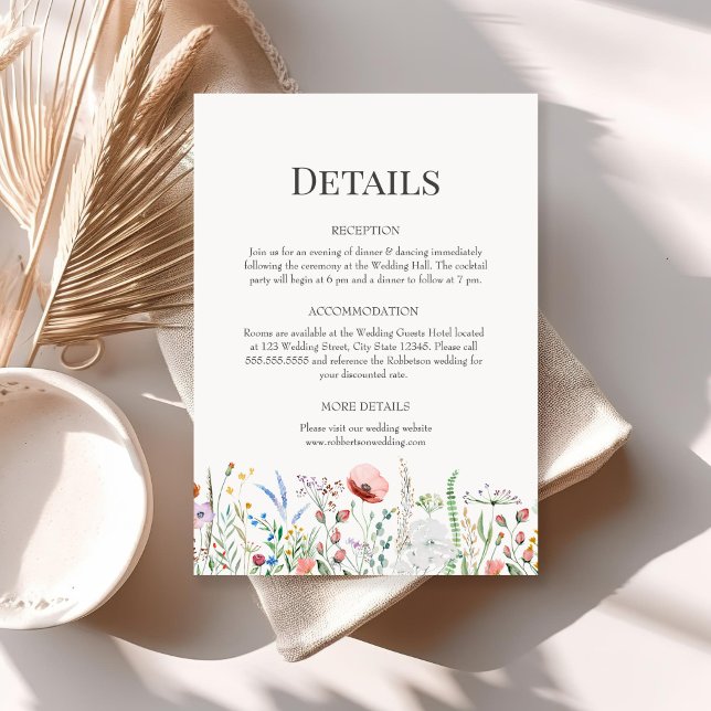 Carte de détails de mariage dans une prairie de fl (Boho Watercolor Wildflower Wedding Details Invitation on a sunny boho table with dry flowers.)