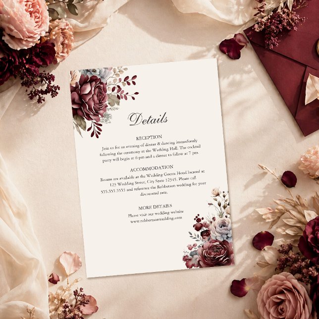 Carte de détails de mariage élégant Bourgogne et r (Elegant Burgundy & Dusty Rose Wedding Details Card on a table with wedding decor and flowers)