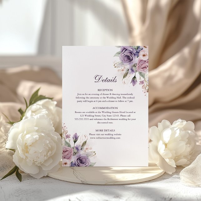 Carte de détails de mariage floral lilas (Boho Mave and Lilac Floral Wedding Details Card on a boho table with white peonies)