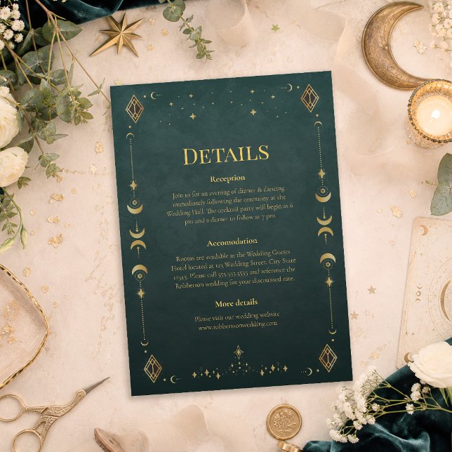 Carte de détails de mariage gothique céleste sarce (Celestial Gothic Dark Teal Wedding Details Card on a table with dark teal wedding decor and flowers)