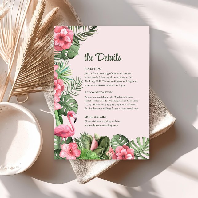 Carte de détails des fleurs tropicales et des Mari (Pink Tropical Flowers and Flamingo Wedding Details Card on sunny table with boho decor.)