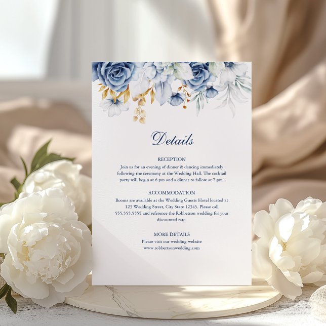 Carte de détails du Mariage Floral bleu et or (Blue and Gold Floral Wedding Details Card on a sunny table with white peonies.)