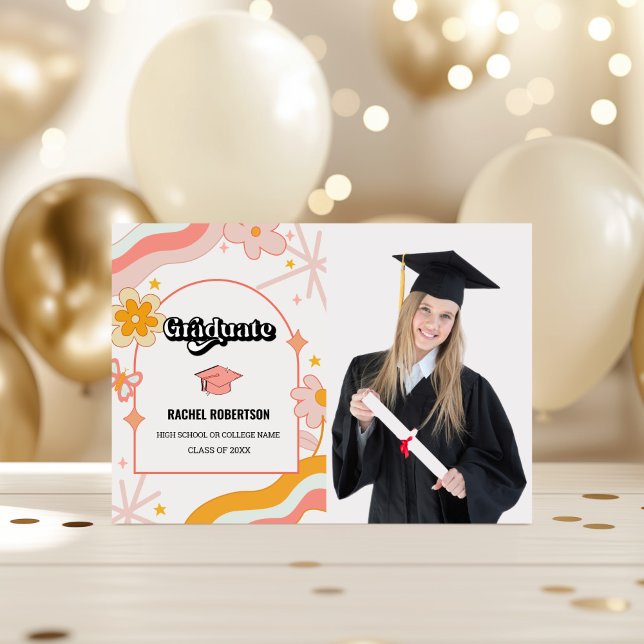 Carte de Félicitations pour la Remise des Diplômes (Retro Groovy Hippie Graduate Photo Graduation Announcement)