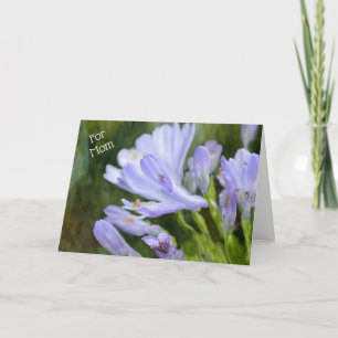 Carte de fête des mères avec des fleurs violettes