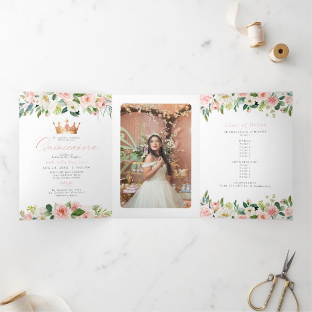 Carte De Fin D'année Trois Volets Élégant et doux Blush rose Floral Quinceañera (Intérieur)