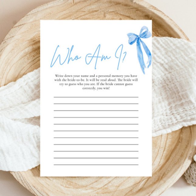 Carte de jeu de douche nuptiale Dusty Blue Bow Qui (Modern Watercolor Dusty Blue Bow Who Am I Bridal Shower Game)