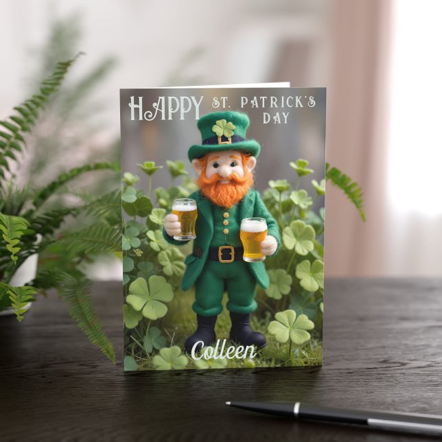 Carte de jour de la bière Cute Leprechaun St Patri (Have a beer or two on St Patrick's Day! It's the law!)
