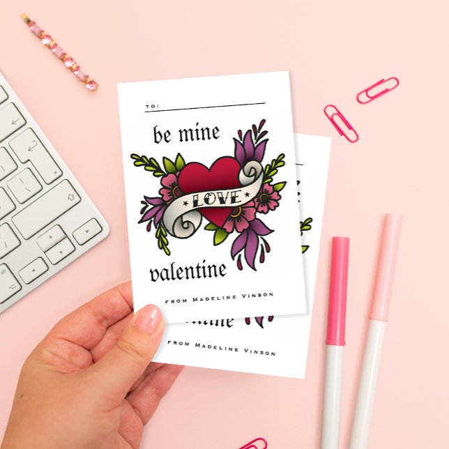 Carte de la Saint-Valentin en classe de style de t (Trad tattoo style heart that reads Be Mine Valentine in gothic blackletter style fonts)