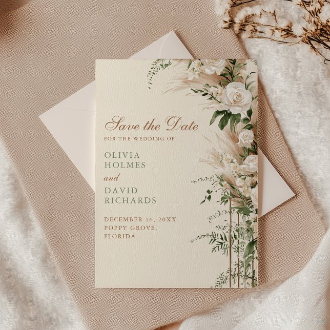 Carte de mariage "Save the Date" avec herbe de la  (Boho Pampas Grass & White Rose Wedding Save The Date with an envelope on an elegant table)