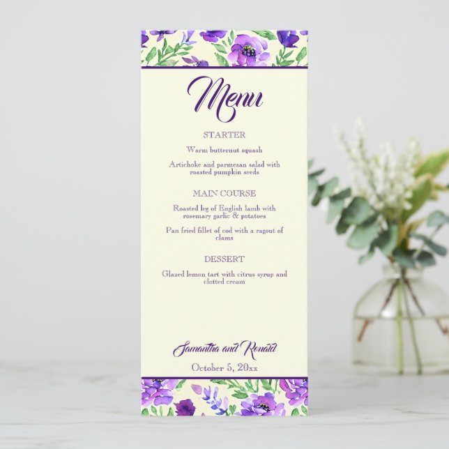 Carte de menu de mariage aux fleurs violettes et v (Debout devant)