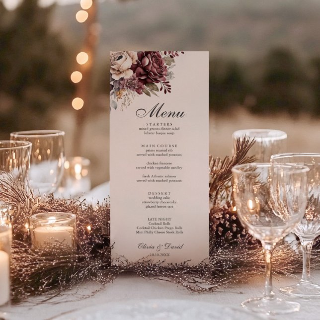Carte de Menu de Mariage Bohème Floral Bourgogne (Burgundy Floral Boho Wedding Menu Card on a beautiful wedding table with candles and decor.)