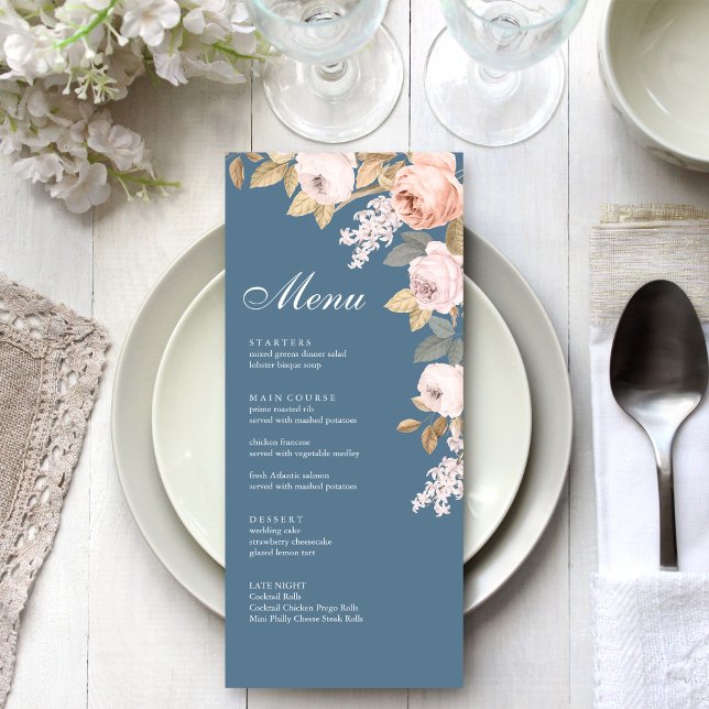 Carte de Menu de Mariage Boho Bleu et Pivoines Far (Boho Blue and Blush Peonies Wedding Menu Card on a boho white wedding dinner tabel.)