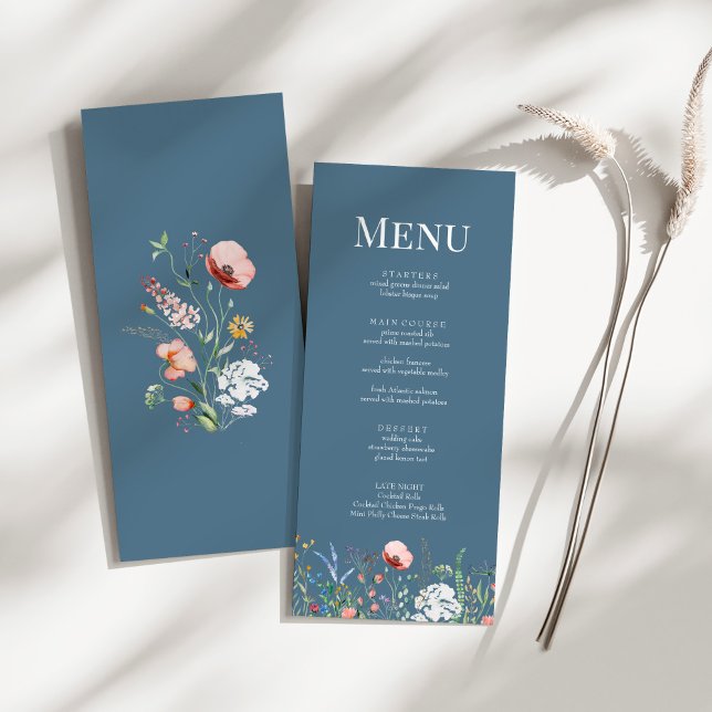 Carte de Menu de Mariage Champ de Fleurs Sauvages  (Dusty Blue Wildflower Meadow Wedding Menu Card on a sunny white table.)