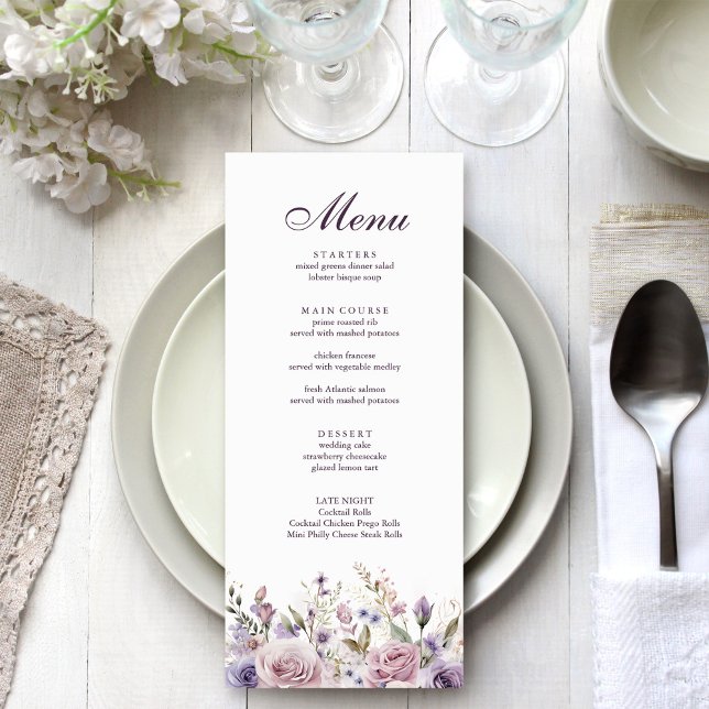 Carte de menu de mariage floral lilas (Boho Mave and Lilac Floral Wedding Menu Card on an elegant silver grey wedding table with flowers.)