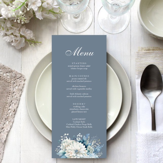 Carte de menu de mariage florale bleu poussiéreux (Modern Dusty Blue Wildflowers Wedding Menu on a beautiful white and silver wedding table.)
