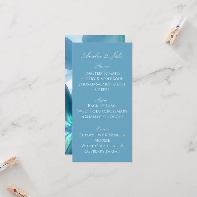 Carte de menu de mariage florale bleue moderne (Devant/Arrière en situation)
