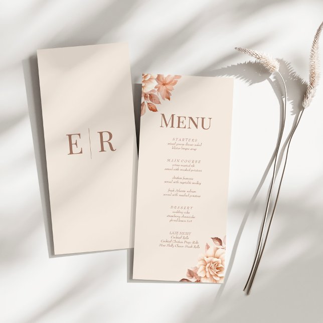 Carte de Menu de Mariage Monogramme Beige Rosé (Modern Rose Gold Floral Monogram Wedding Menu Card on a sunny white table.)