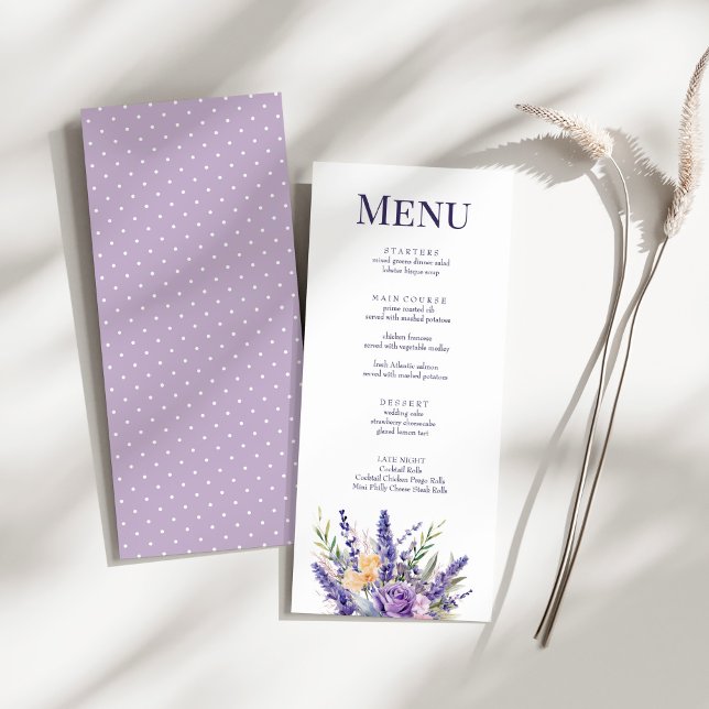 Carte de menu du Fleur sauvage Boho Lilac Watercol (Boho Lilac Watercolor Wildflower Wedding Menu Card on a sunny white table.)