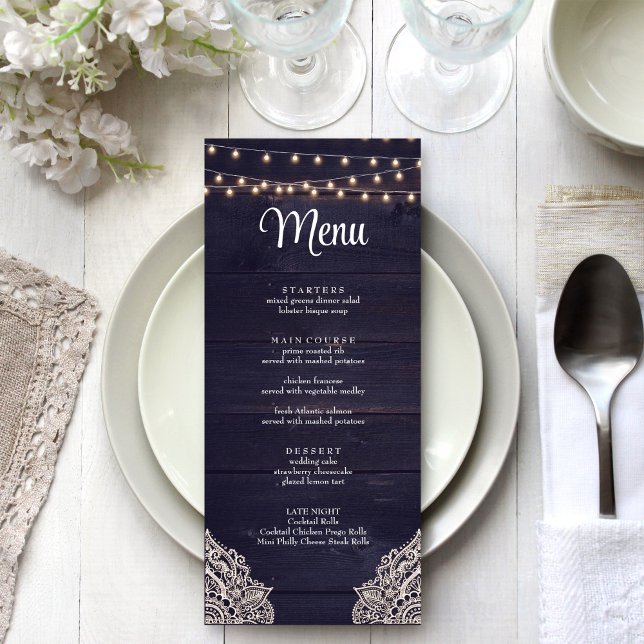 Carte de Menu Élégance Rustique Bleu Minuit (Midnight Blue Rustic Elegance Menu Card on a white wedding table.)
