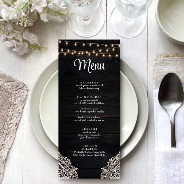 Carte de Menu Élégance Rustique Noir et Blanc (Black and White Rustic Elegance Menu Card on a white wedding table.)