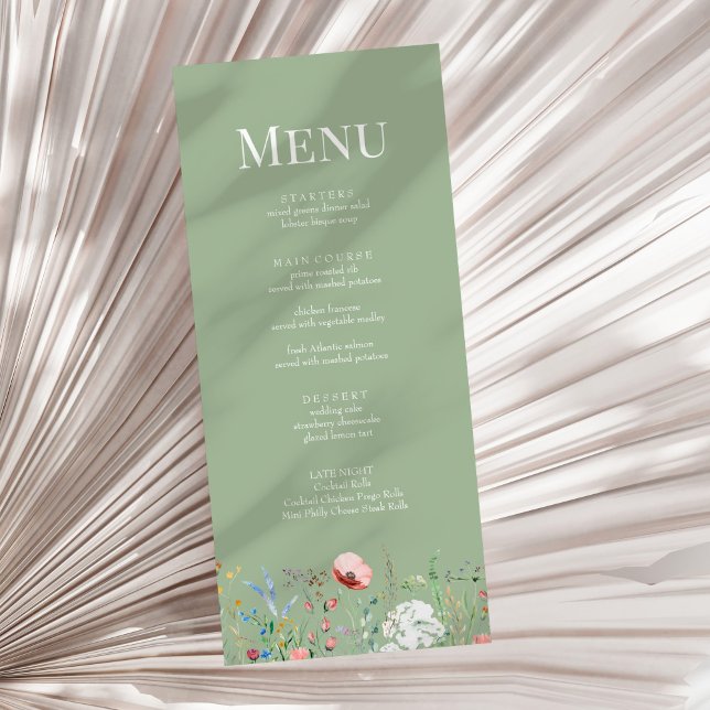 Carte de menu Fleur sauvage vert Sage Mariage (Sage Green Wildflower Wedding Menu Card on a sunny neutral dry palm leaf.)