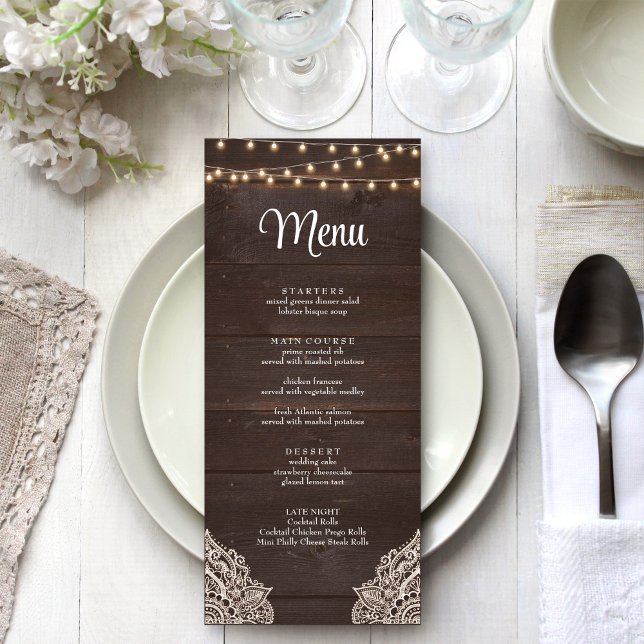 Carte de Menu Lumière à Cordes en Bois Rustique (Rustic Wooden String Light Menu Card on a boho white wedding table.)