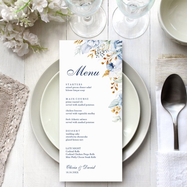 Carte de menu Mariage Floral bleu et or moderne (Modern Blue and Gold Floral Wedding Menu Card on an elegant wedding table with white flowers.)