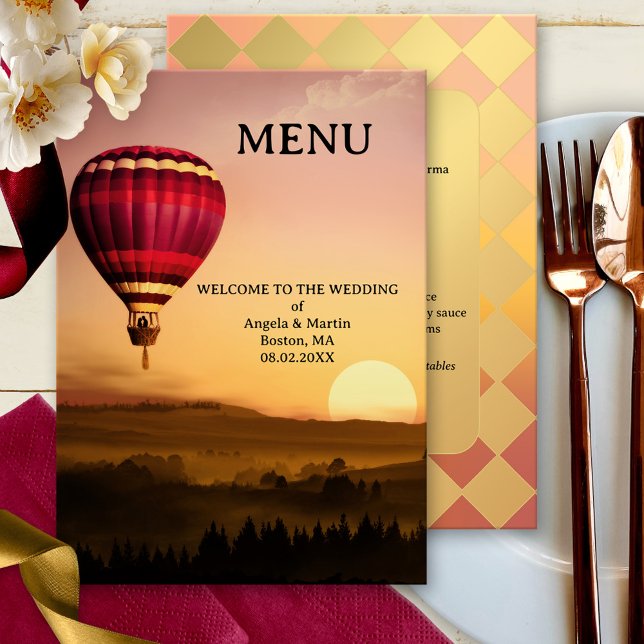 Carte de menu Mariage Retro Hot Air Balloon Sunset (Wedding menu card featuring a hot air balloon at sunset over a dreamy landscape)