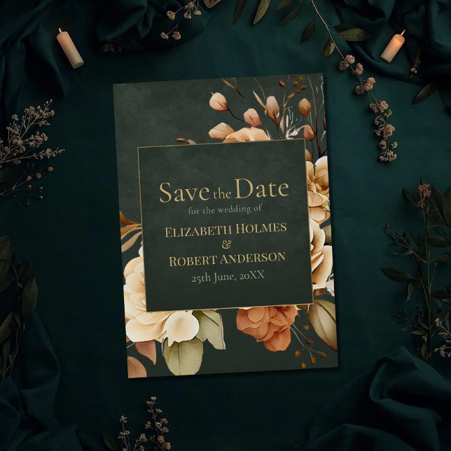 Carte de mise en vente Fleur de Sorcière Verte (Green Witch Floral Save the Date Card on a dark green witchy wedding table with botanicals)