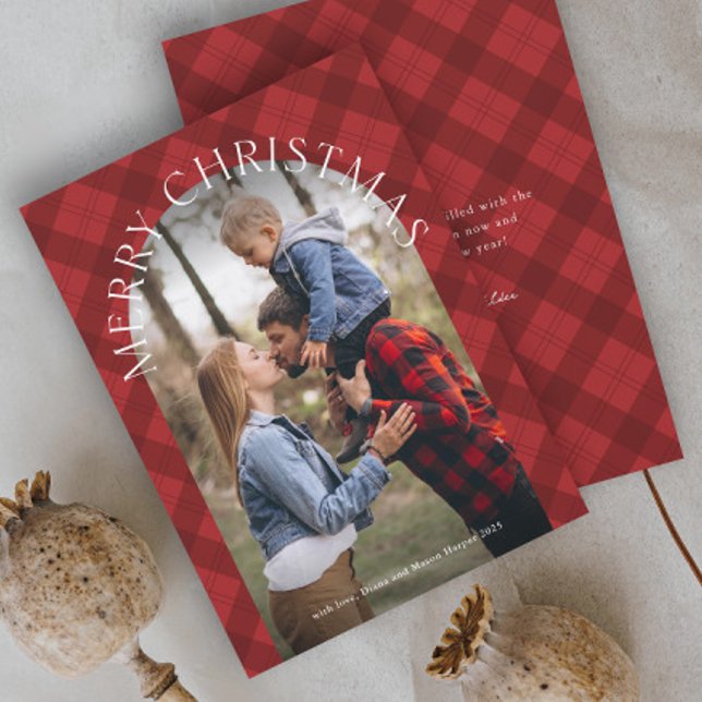 Carte de Noël avec arche à carreaux rouges rustiqu (Rustic red plaid arch photo Christmas holiday cards.)