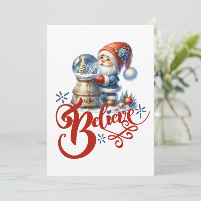 Carte de Noël avec gnome mignon et boule à neige (Debout devant)