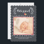 Carte de Noël de famille au tableau noir bénie<br><div class="desc">Envoyez une carte de Noël unique cette année que votre famille et vos amis adoreront. Notre carte de Noël photo moderne présente un cadre blanc et rouge fantaisiste pour votre photo avec des fioritures de support stylées mettant en valeur la typographie disant "bénie" sur un fond de tableau noir noir...</div>