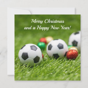 Carte de Noël de football avec balle sur herbe ver