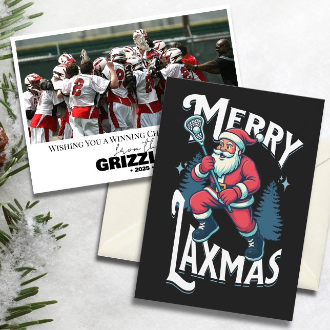 Carte de Noël de l'équipe de crosse Funny Merry La (“Merry Laxmas” lacrosse-themed Christmas card with Santa design and team photo on snowy background.)