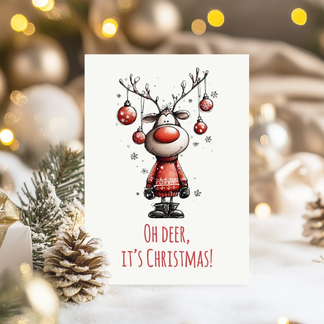 Carte de Noël de renne drôle Oh Deer (Oh Deer Funny Reindeer Christmas Card on a table with Christmas decoration)