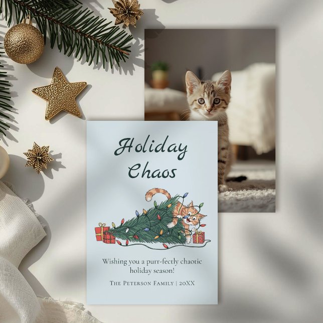 Carte de Noël drôle de chat Chaos de Fêtes (Holiday Chaos Funny Cat Christmas Card on a table with gold and white Christmas decor.)