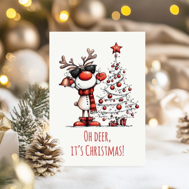 Carte de Noël drôle de renne – Oh cerf ! (Funny Reindeer Christmas Card – Oh Deer! on a table with Christmas decoration)