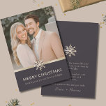 Carte de Noël Elegant Couple<br><div class="desc">Célébrez la saison de l'amour et de la convivialité avec notre Elegant Couple's Christmas Flat Card. L'avant présente votre photo élégante magnifiquement décorée avec un design sophistiqué de flocon de neige. Sur le dos, un arrière - plan sombre met en évidence le flocon de neige, tandis qu'un message "Joyeux Noël"...</div>