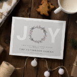 Carte de Noël 'JOY' Botanique Wreath Holiday<br><div class="desc">Carte de vacances de Noël aquarelle moderne. Doté d'un arrière - plan chic avec la typographie blanche "JOY" dont une aquarelle botanique rustique,  une couronne d'hiver peinte,  un message personnalisé,  votre nom de famille et l'année.</div>