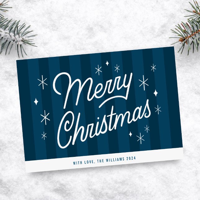 Carte de Noël Joyeux Script bleu moderne (Beautiful Modern Merry Christmas Script Card, over navy blue background. Add Family Name and Year)