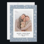 Carte de Noël Motif bleu Dusty<br><div class="desc">Avez-vous cherché un modèle do-it-yourself qui se coordonnera avec votre photo de Noël? Votre recherche est terminée. J'ai conçu ce modèle pour correspondre facilement et rapidement à n'importe quelle photo de neutre à orange vif. Pour commencer, j'ai choisi un motif arrière - plan très traditionnel pour encadrer votre photo et...</div>