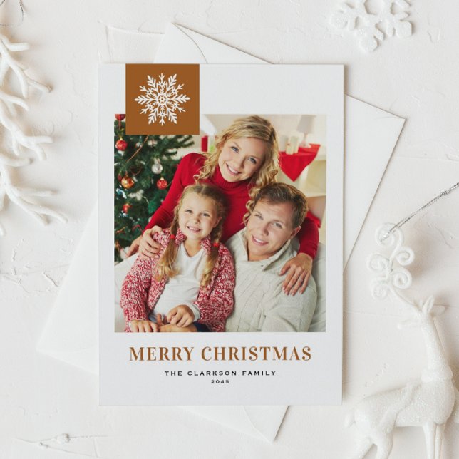 Carte de Noël Photo Orange Brûlé Flocon de Neige F (Burnt orange photo Christmas postcard featuring a whimsical white snowflakes.)