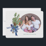 Carte de Noël Pins Baies et Arc<br><div class="desc">Une carte de vœux photo pour les fêtes non confessionnelle comportant votre photo préférée et un bouquet de pin, de baies et de pomme de pin noué avec un ruban bleu. (Photo par gpointstudio sur Freepik). (Image par pikisuperstar sur Freepik). La carte est facile à personnaliser avec votre texte, police...</div>
