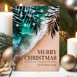 Carte de Noël Tropical Beach<br><div class="desc">Elégante carte de vacances de noël de plage avec un littoral de sable tropical, vagues de l'océan, palmiers feuilles romantiques, phares à cordes, Joyeuses Fêtes, et votre nom.</div>