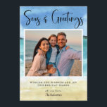Carte de Noël Tropical Beach Coastal<br><div class="desc">Carte de Noël Tropical Beach Photo - Votre magnifique photo est présentée sur notre carte de Noël de plage. Le texte "Seas & Greming" est dans une jolie typographie de script moderne. L'arrière - plan de la carte est une scène de plage d'aquarelle tranquille. Quelle façon parfaite d'envoyer vos voeux...</div>