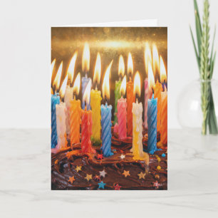 Carte De nombreuses bougies d'anniversaire sur un gâteau