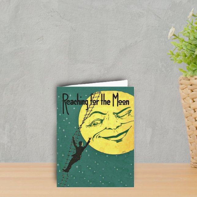 Carte de note Atteindre la Lune (Man climbing ladder to reach yellow winking moon with face on emerald green with stars notecard.)